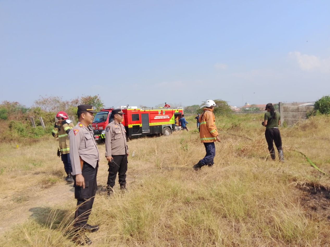 Respons Cepat Polsek Lemahwungkuk Tangani Kebakaran Lahan Kosong di Pegambiran