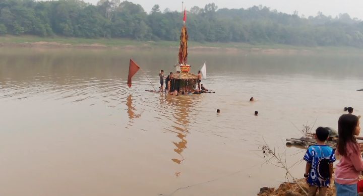 Ritual  Adat  Wara  Tingkat  Akhir , Nulak  Salung  Hingga Hanyutkan  (Lanting  JabingSalimat)  Di Sungai  Barito  Kembali  Digelar  Di  Desa  Pendreh.