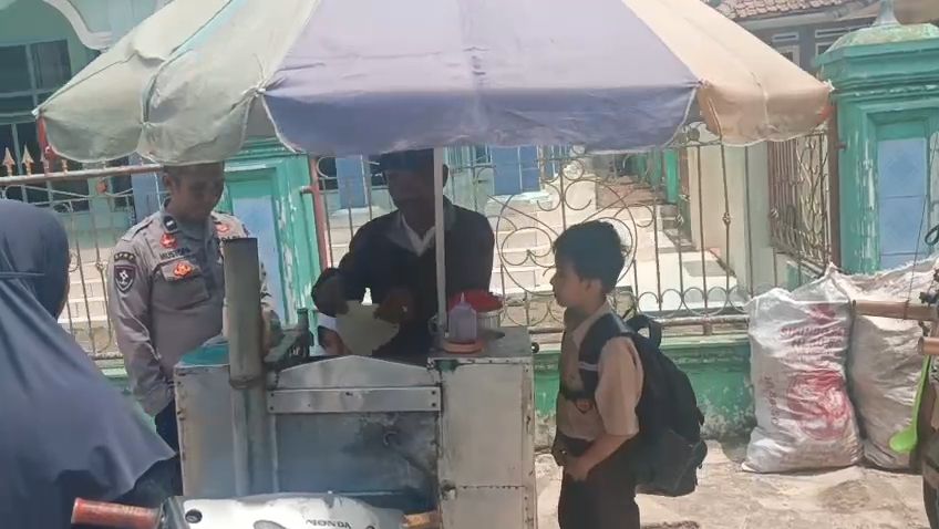 Sambangi Warga Desa Cipulus, Personel Polsek Cikijing Sampaikan Himbauan Kamtibmas dengan Humanis