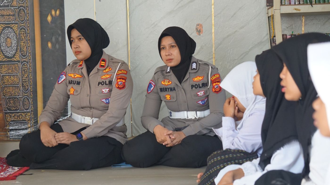 Sambut Hari Lalu Lintas Bhayangkara ke-71, Polwan Satlantas Polres Purwakarta Salurkan Bansos