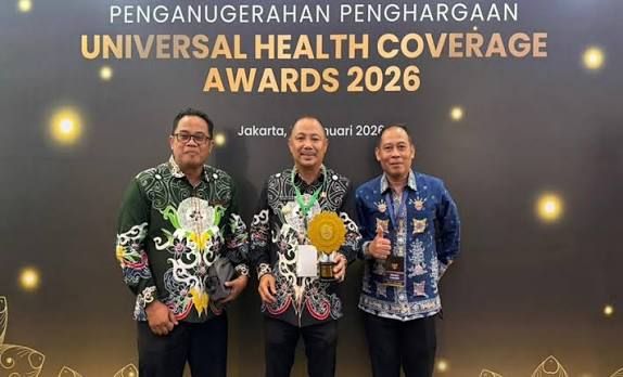 Sukseskan Program JKN, Bupati Barito Selatan Eddy Raya Samsuri Terima Penghargaan UHC Awards 2026