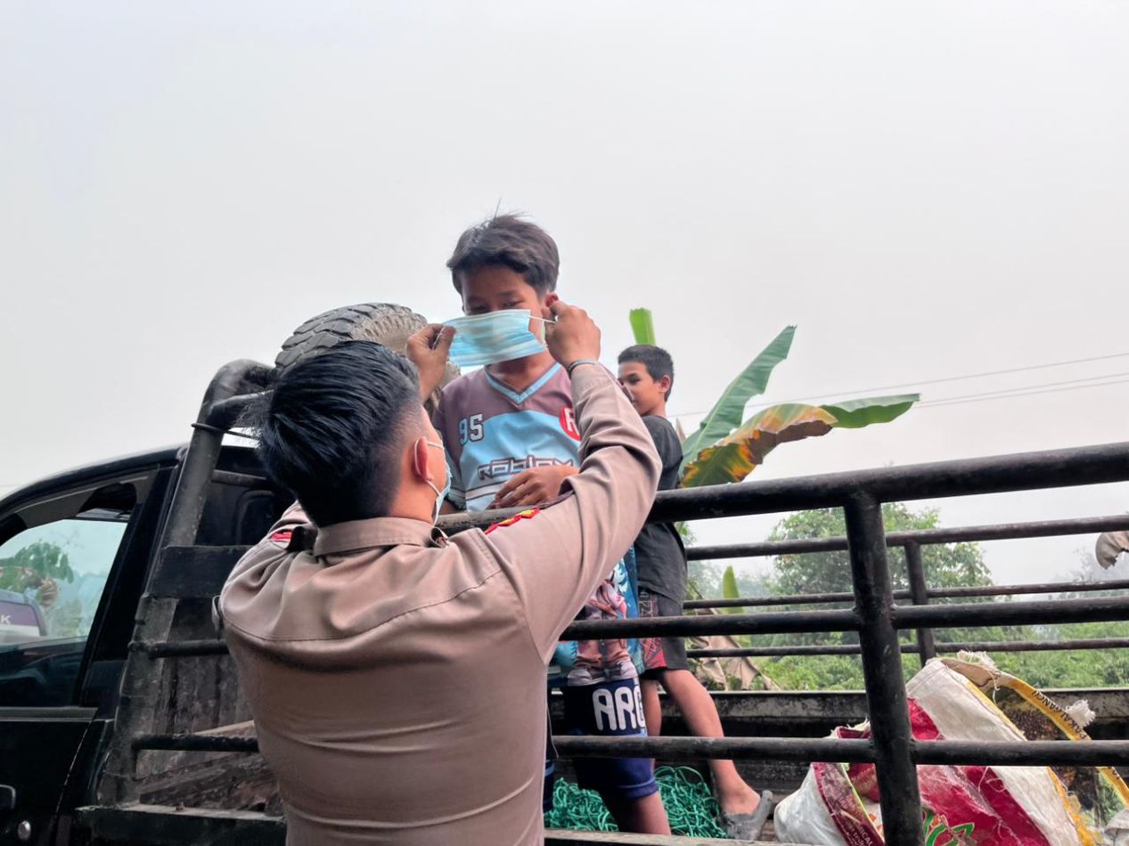Tanggap Karhutla, Polres Barito Utara Turun Langsung Padamkan  Api Di   Lahan dan Salurkan Bantuan Masker Serta Paket Makanan
