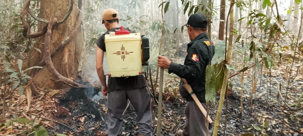 "TEGUH SEJATI BAPAK RAHMAN DAN SAUDARA UJANG DUA PAHLAWAN SENYAP YANG TETAP BERJUANG PADAMKAN KARHUTLA SENDIRI"
