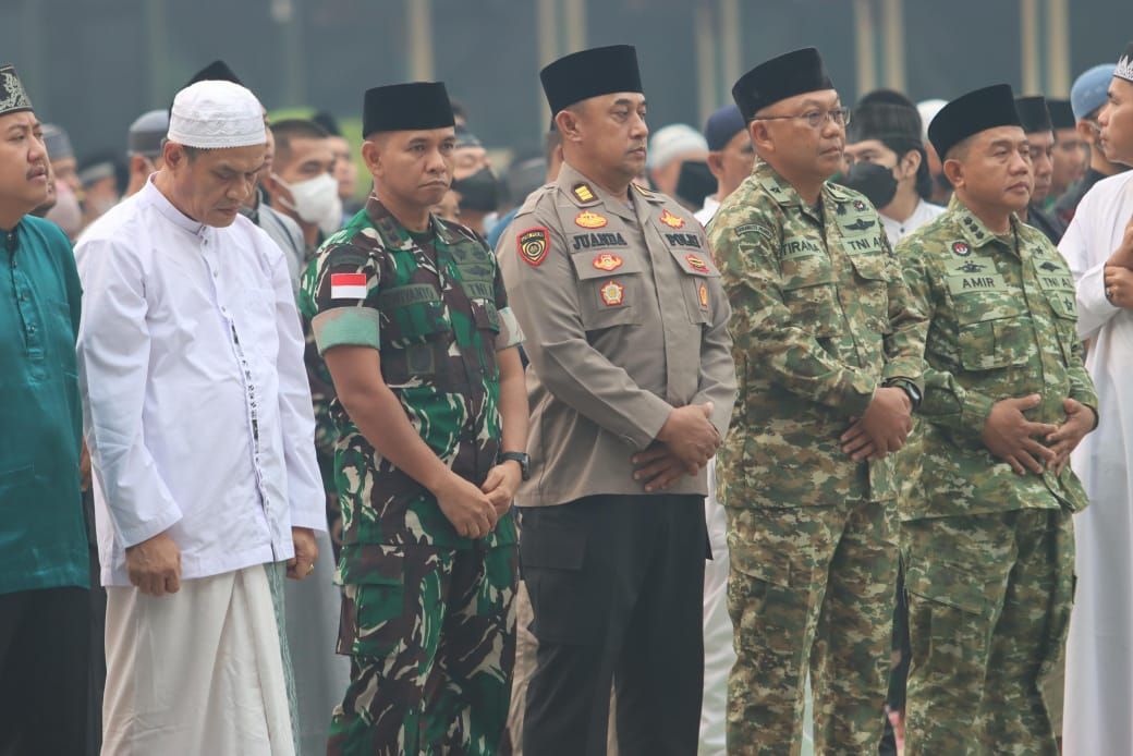 Tim Penyuluhan Serdik PTIK Lemdiklat Polri Hadir Pada Sholat Istisqa di Sambas, 600 Warga Berdoa Memohon Rahmat dan Hujan Ditengah Kondisi Karhutla