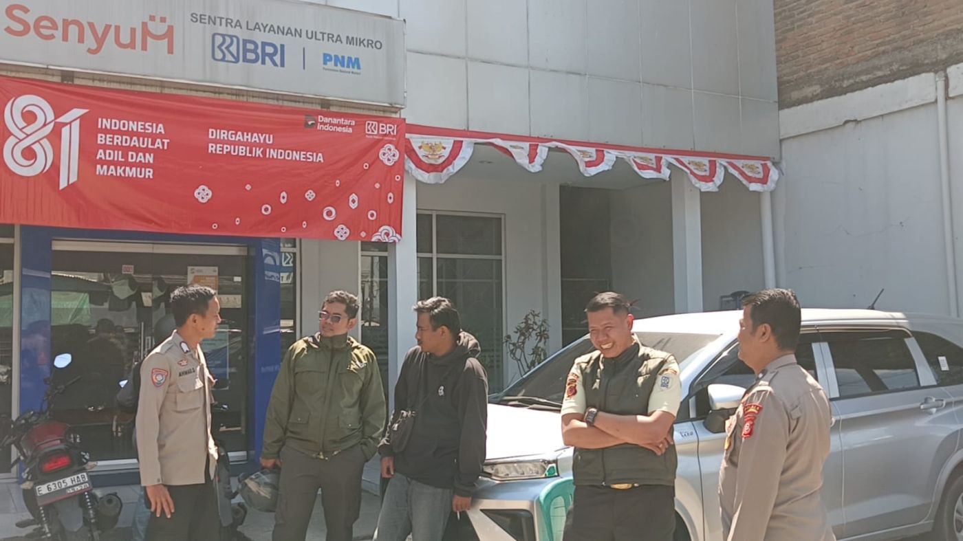 Unit Patroli Polsek Cikijing Sambangi Bank BRI Unit Cikijing, Berikan Himbauan Kamtibmas Kepada Security