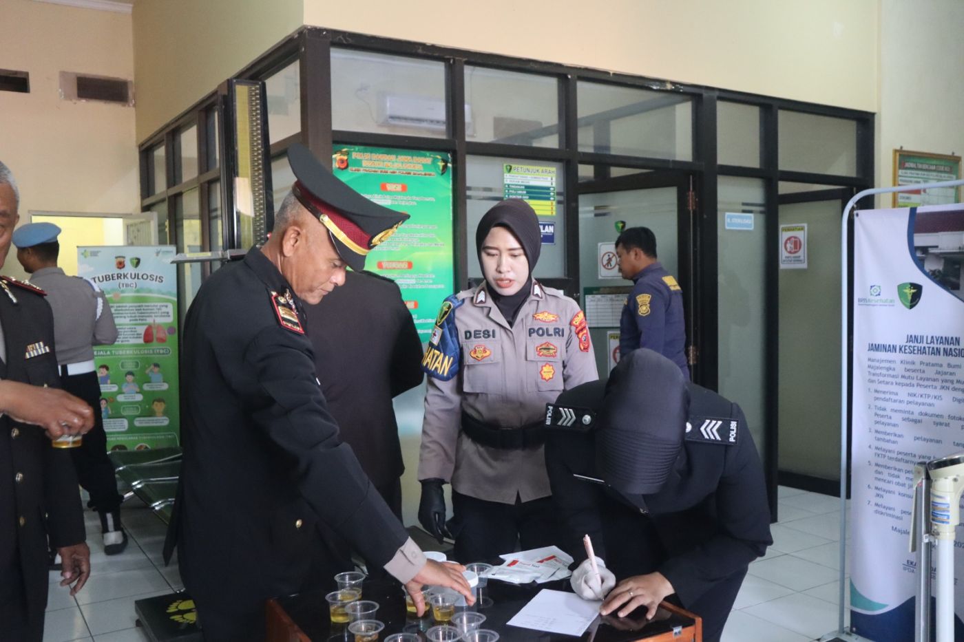 Usai Upacara, Kasi Propam Gelar Tes Urine Dadakan Personel di Sie Dokkes