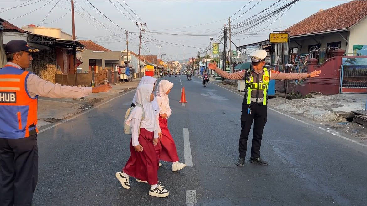 Wujud Kehadiran Polri di Tengah Masyarakat, Personel Polsek Cikijing Laksanakan Pengaturan Lalin Pagi .