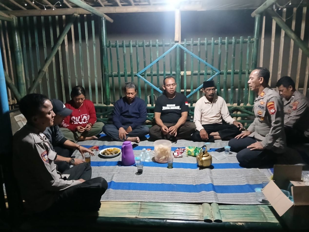 Wujudkan Lingkungan Aman dan Kondusif, Kapolsek Cikijing Beserta Anggota Sambangi Pos Satkamling di Desa Sindang