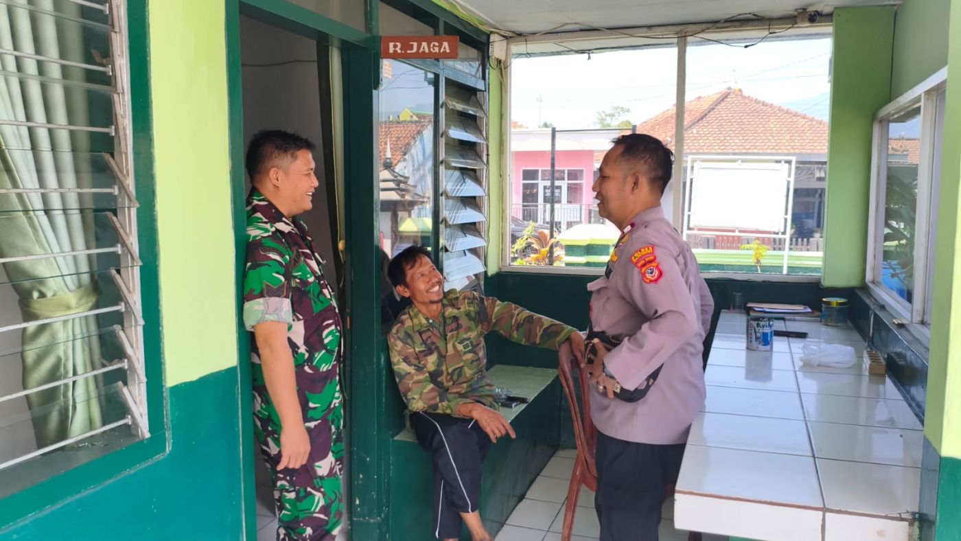 Wujudkan Sinergitas TNI- POLRI, Ps. Panit Samapta I Polsek Cikijing Kunjungi Koramil 1705 .
